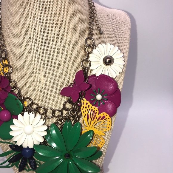 Flowers and butterfly necklace - Picture 4 of 5